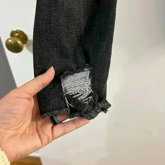 Vervet distressed skinny jeanss in a size 26 - Picture 6 of 9